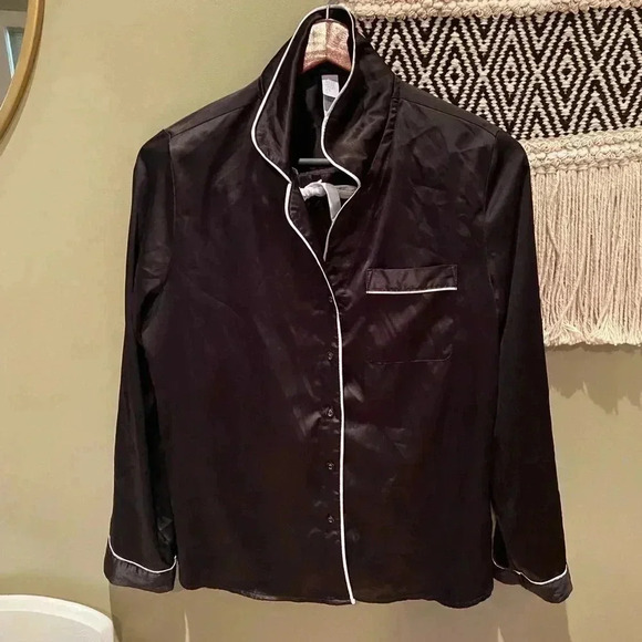 STARS ABOVE BLACK AND WHITE PAJAMA SET SIZE SMALL - Picture 7 of 8